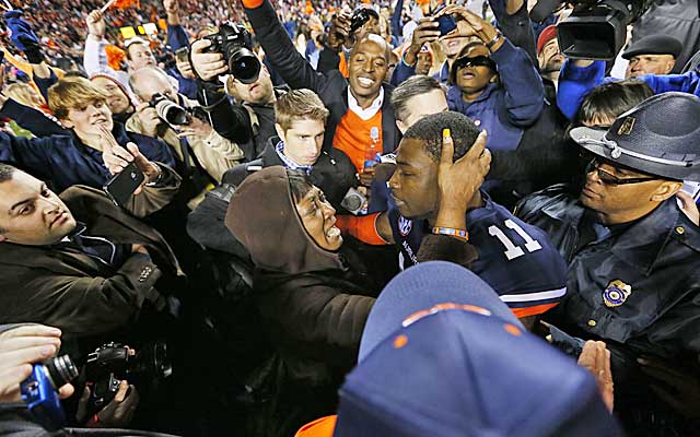 Chris Davis hugs his mother amid a swarm of fans after his winning kick return.  (USATSI)