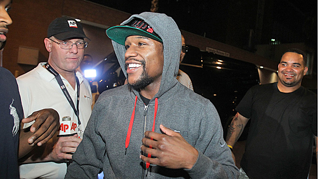 Floyd Mayweather says he didn't bet millions of dollars on the