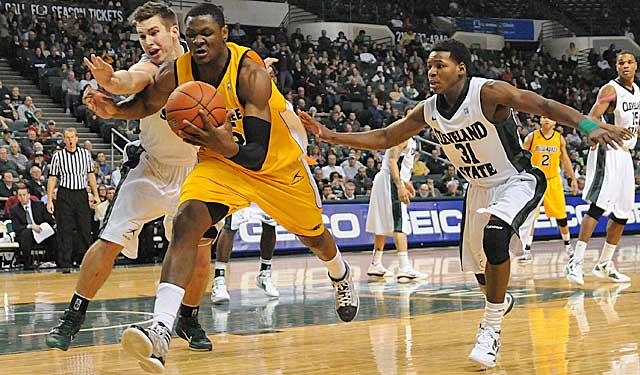 Harris demonstrates good hands on the basketball floor, grabbing a loose ball. (USATSI)