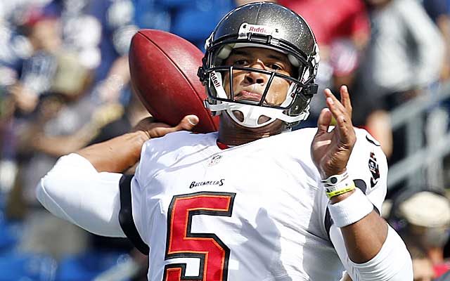 Quarterback Josh Freeman of the Tampa Bay Buccaneers looks for a News  Photo - Getty Images