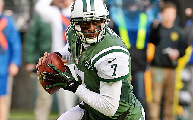 Geno Smith's struggles are tied to a lack of playmakers on offense.  (USATSI)