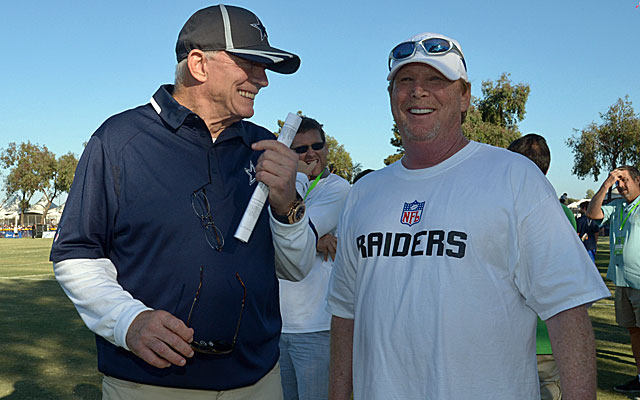 Jerry Jones (left) seemingly wouldn't mind Mark Davis moving his team to L.A. (USATSI)