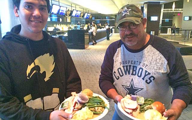 Dallas Cowboys Serve Thanksgiving Meals