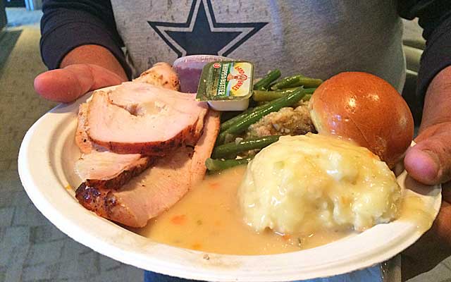 LOOK: Here's what's for Thanksgiving dinner at AT&T Stadium 